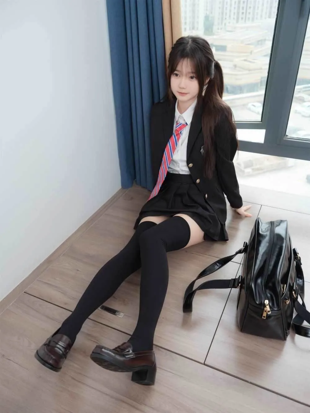 小恩身着黑色校服与红色领带,穿着黑色高筒袜坐在窗边,展现清新校园风格