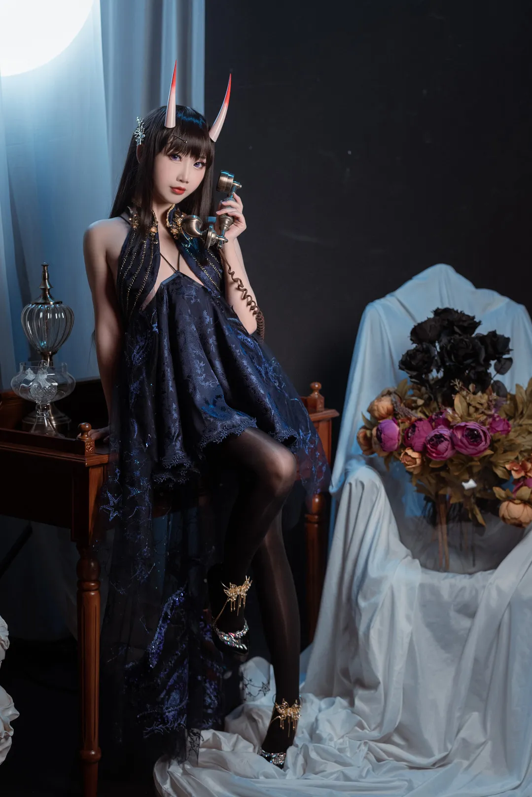 面饼仙儿蕾姆cos 蓝发少女跪坐白色透视婚纱蕾丝内衣白色长筒袜室内柔光