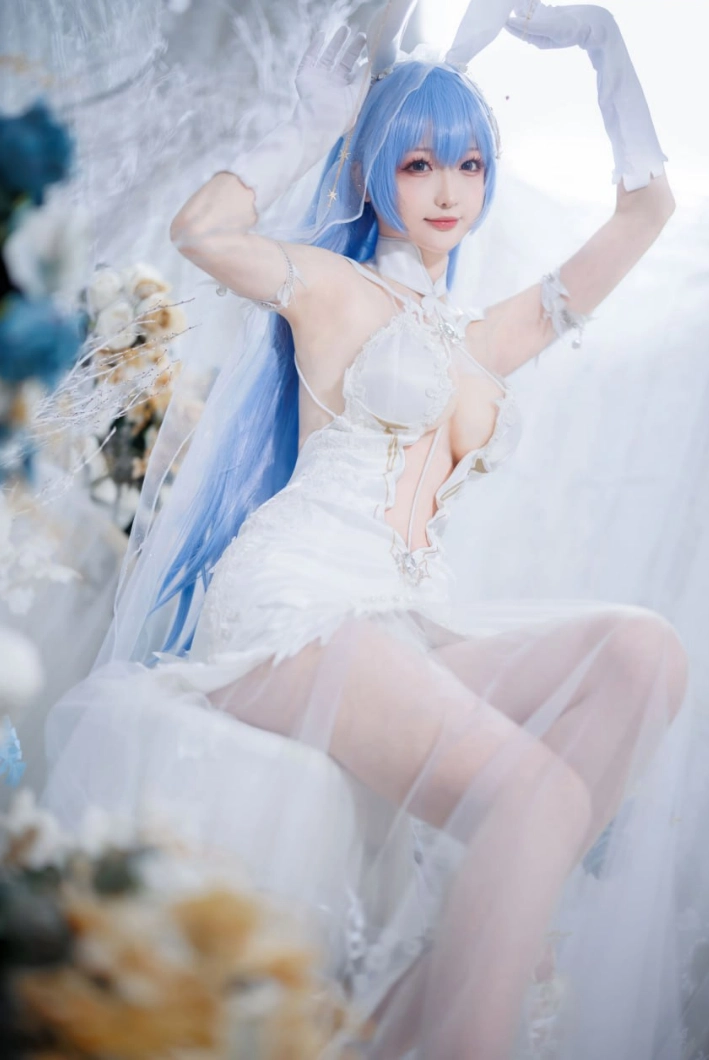 南宫Cosplay白色纱裙，优雅气质，展现柔美角色造型，完美呈现动漫风格。