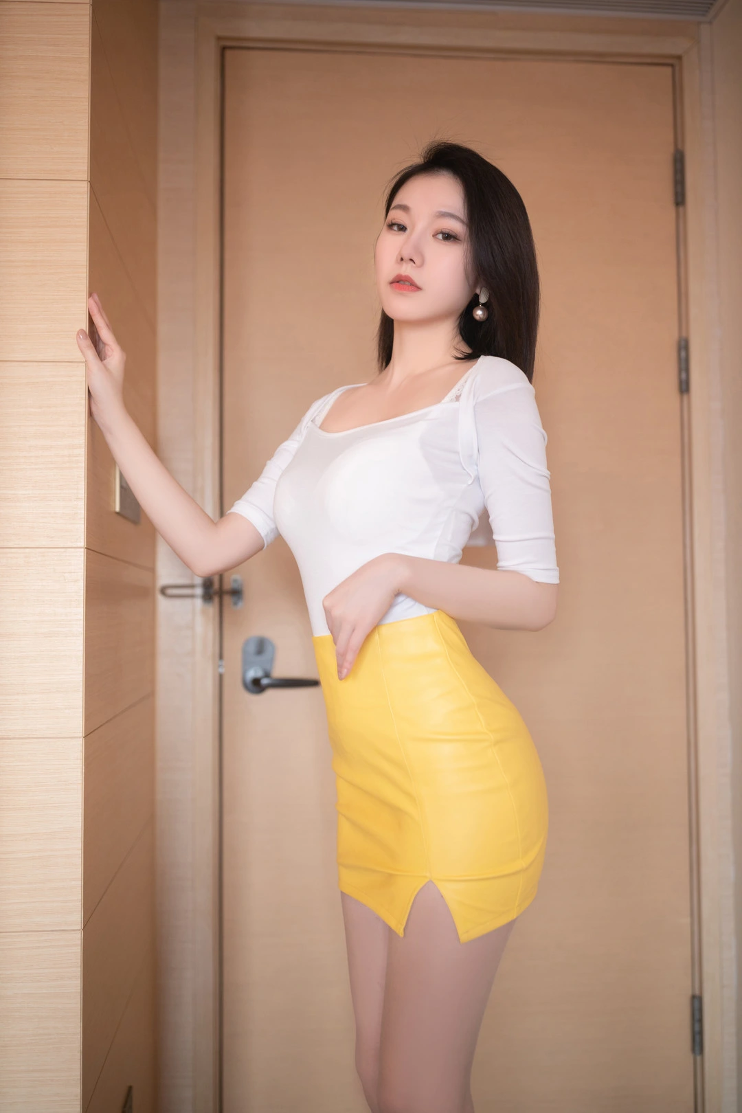 安然anran白色上衣黄色短裙室内木门走廊写真