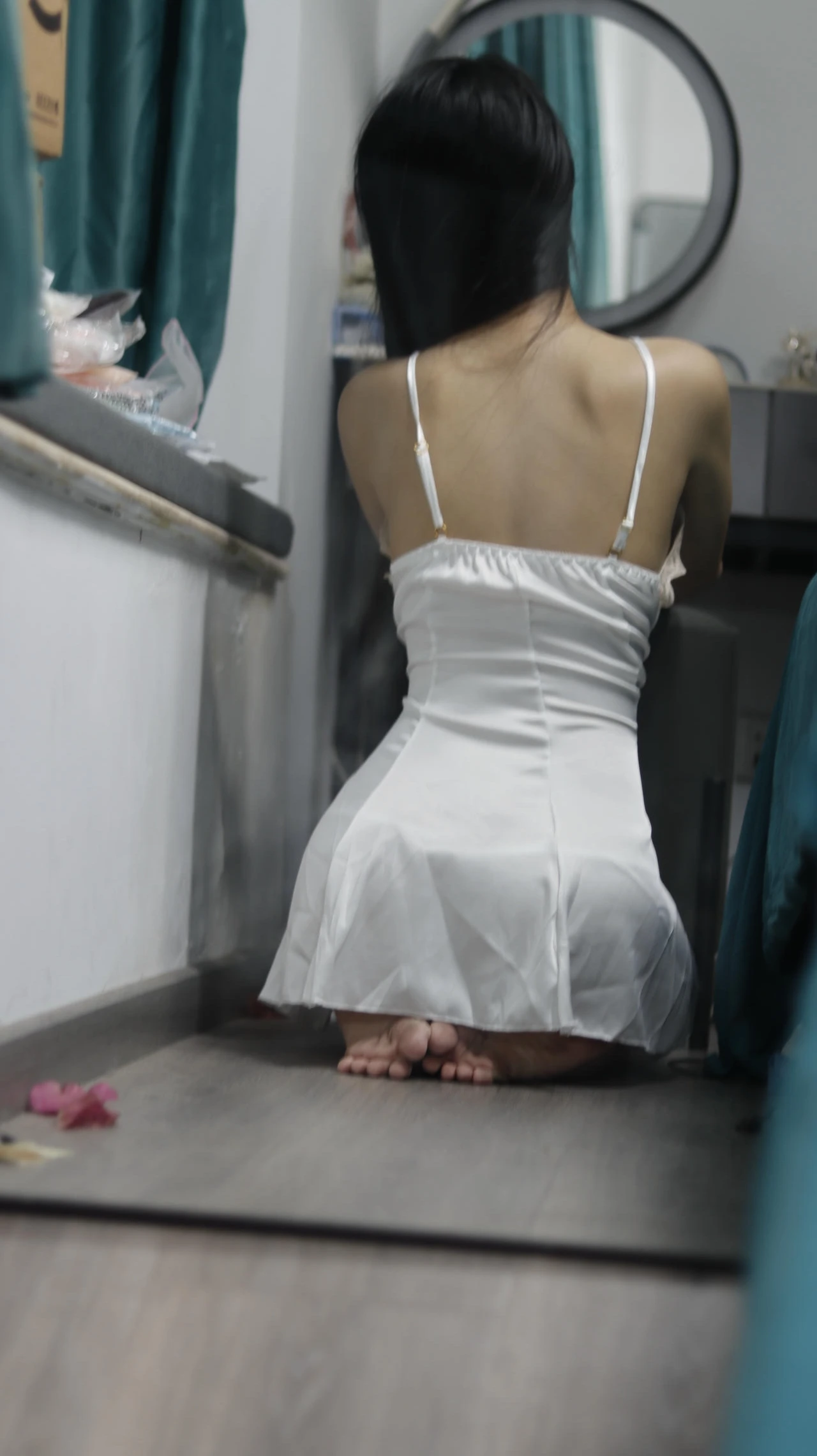 棍之勇者伊蕾娜清冷系背影写真,白色丝质睡裙展现精致线条美