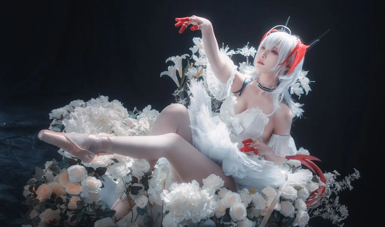 铁板烧鬼舞w白色芭蕾风cos，红色发饰与手套点缀，躺卧白色花丛中，暗色背景舞台布光