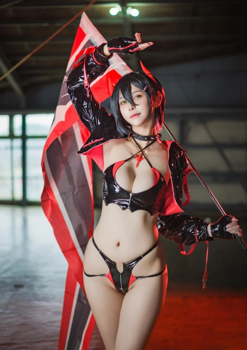 零崎沙耶黑红胶衣恶魔角 旗帜背景 工业厂房COS