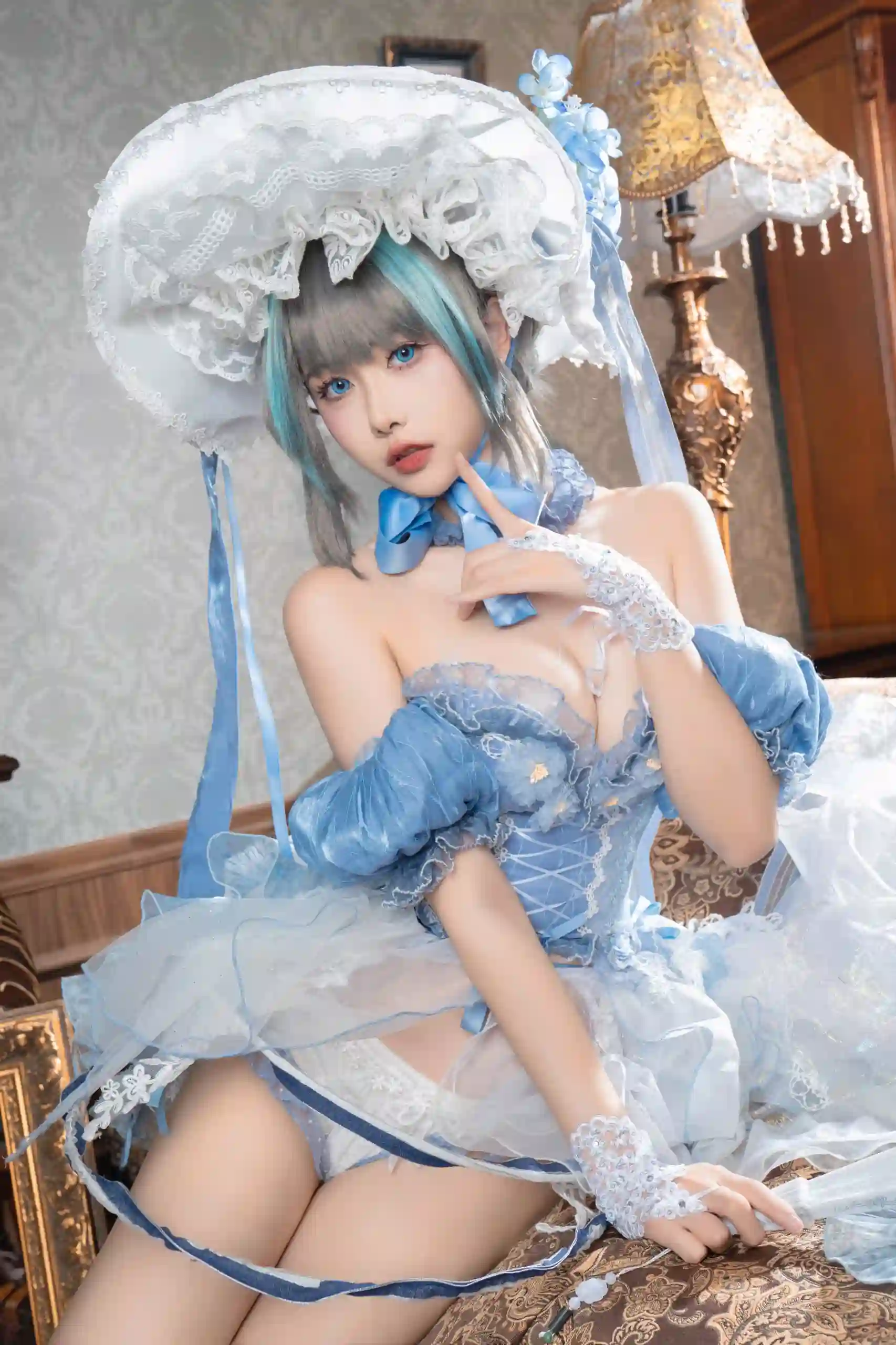 Momoko葵葵蓝色洛丽塔礼服造型,佩戴蕾丝帽与蓝色颈饰,室内暖光环境拍摄