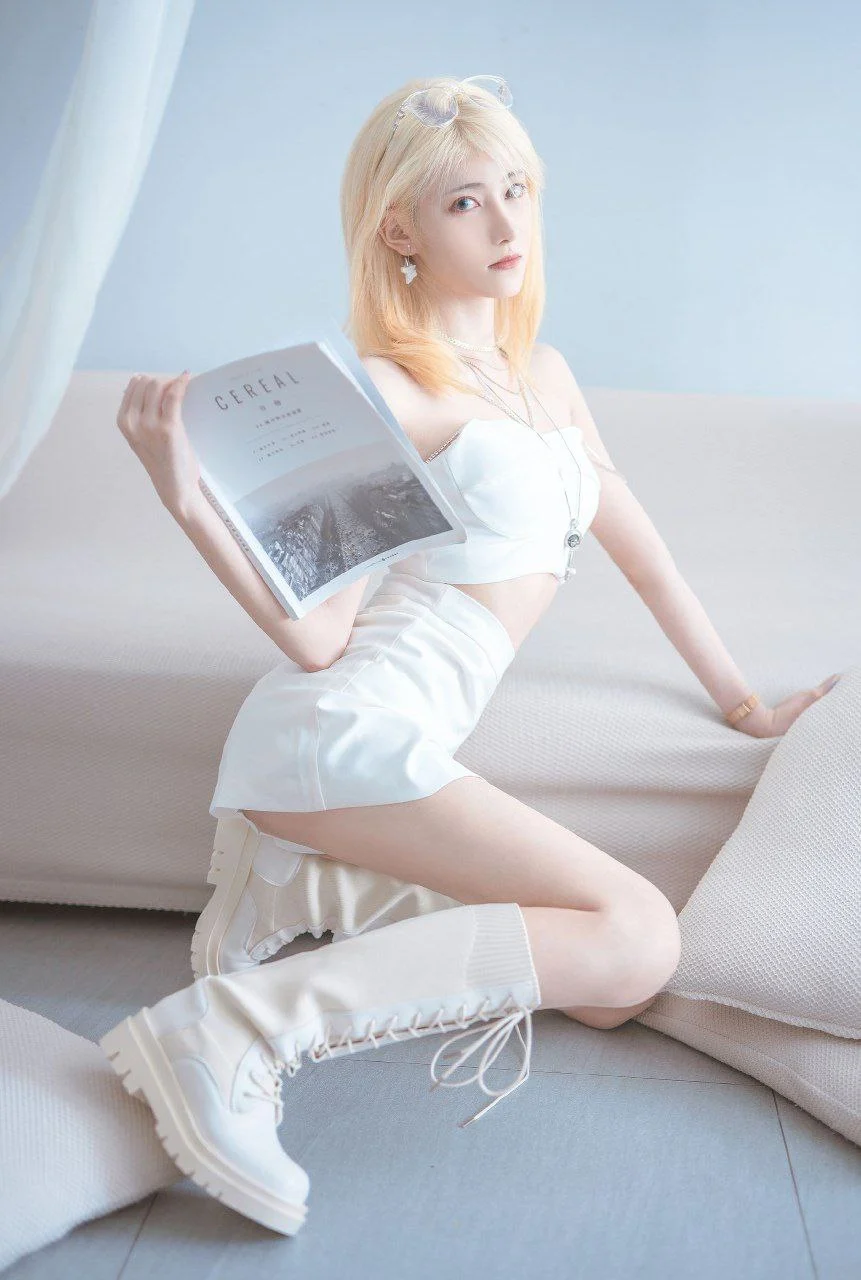 南桃Momoko金发白色套装坐姿沙发手持杂志室内极简写真