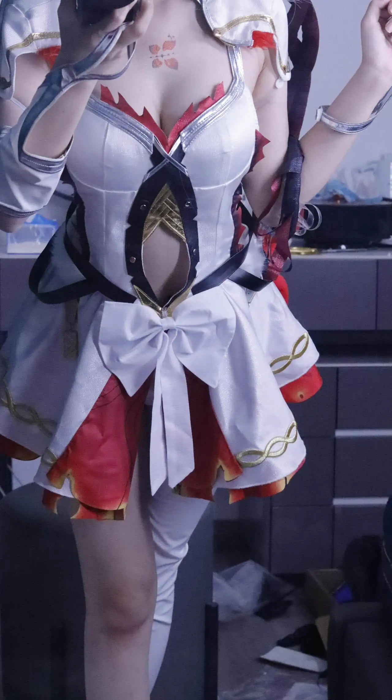 棍之勇者伊蕾娜花火角色扮演局部细节，展现精细的服装做工与装饰