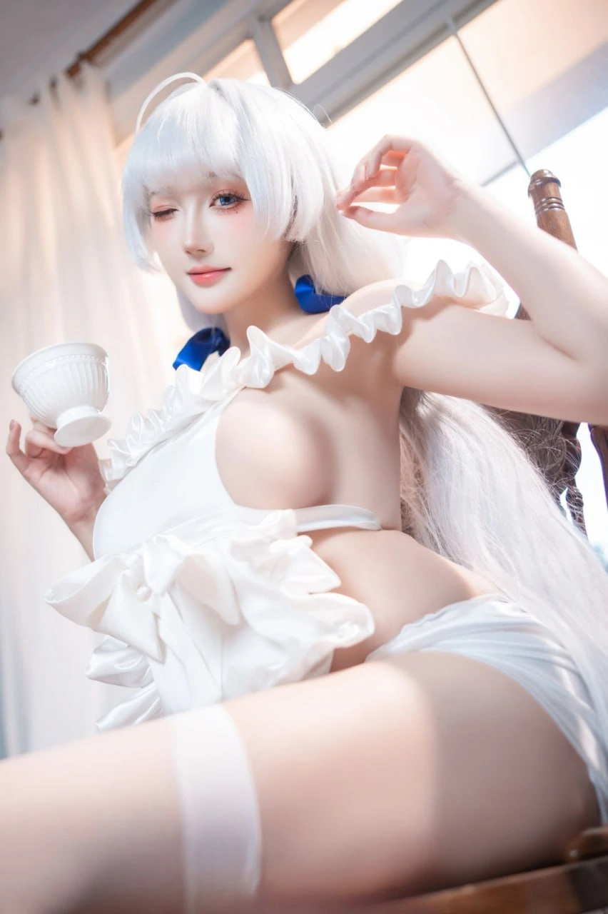 瓜希酱白发角色扮演仰拍视角手持茶杯白色荷叶边服装写真