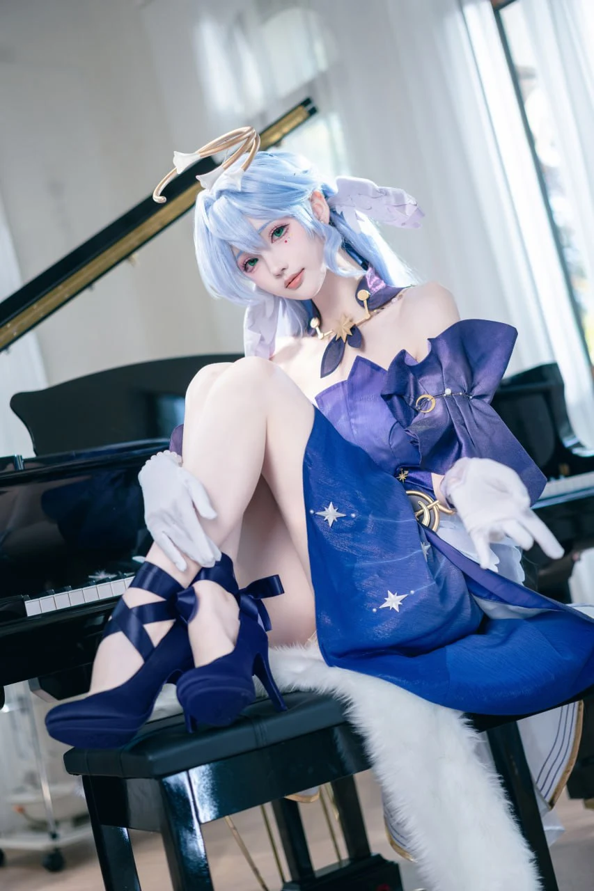 花兮_honoka知更鸟Cosplay写真，蓝色礼服与钢琴场景，优雅名伶造型展示