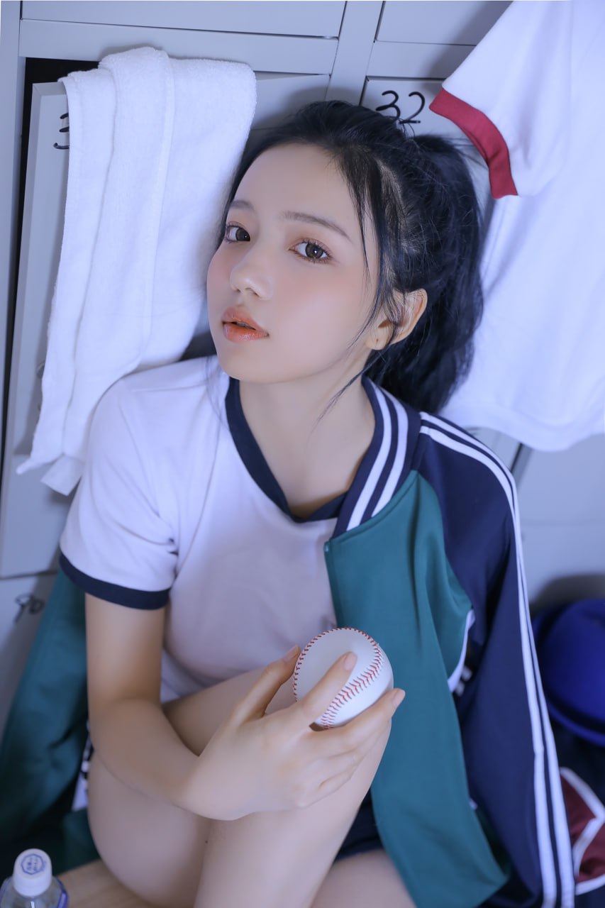 兮嘻嘻高马尾运动造型 近距离拍摄 手持棒球 背景白色毛巾与储物柜编号32
