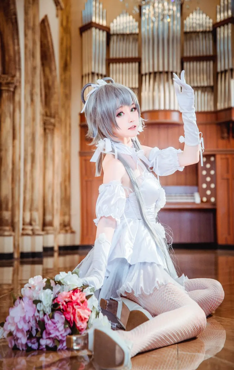 Yui金鱼灰白短发 白色轻纱礼服 坐在教堂地面 手持花束 背后管风琴背景