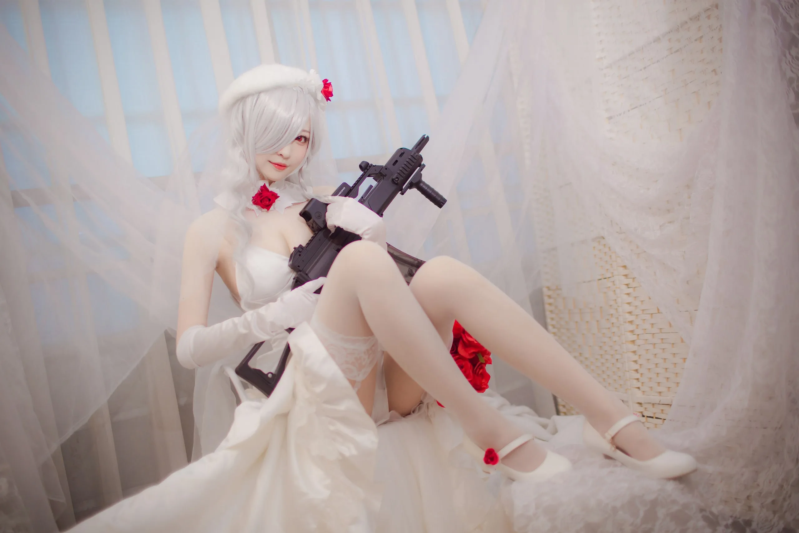 南宫白色婚纱Cosplay，手持枪械，融合浪漫与力量感的独特造型。