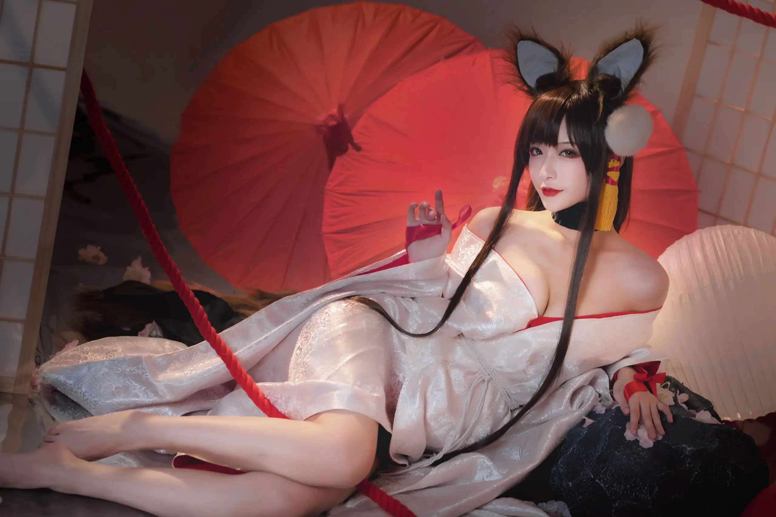 铁板烧鬼舞w白色和风改良服饰,红色和伞背景,侧躺姿态,暖色灯光营造日式氛围