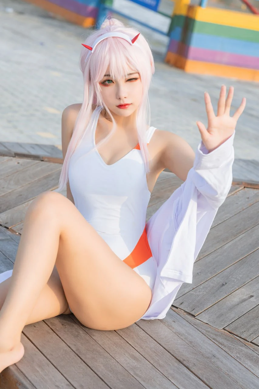 Momoko葵葵白色连体泳装造型，粉色长发角色扮演，户外木质地板背景