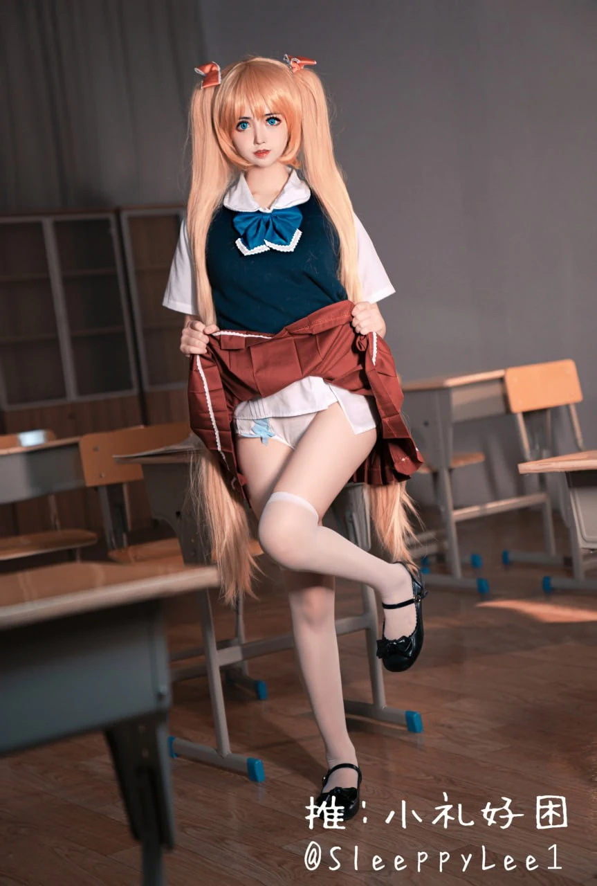 小礼好困学院制服双马尾教室场景写真