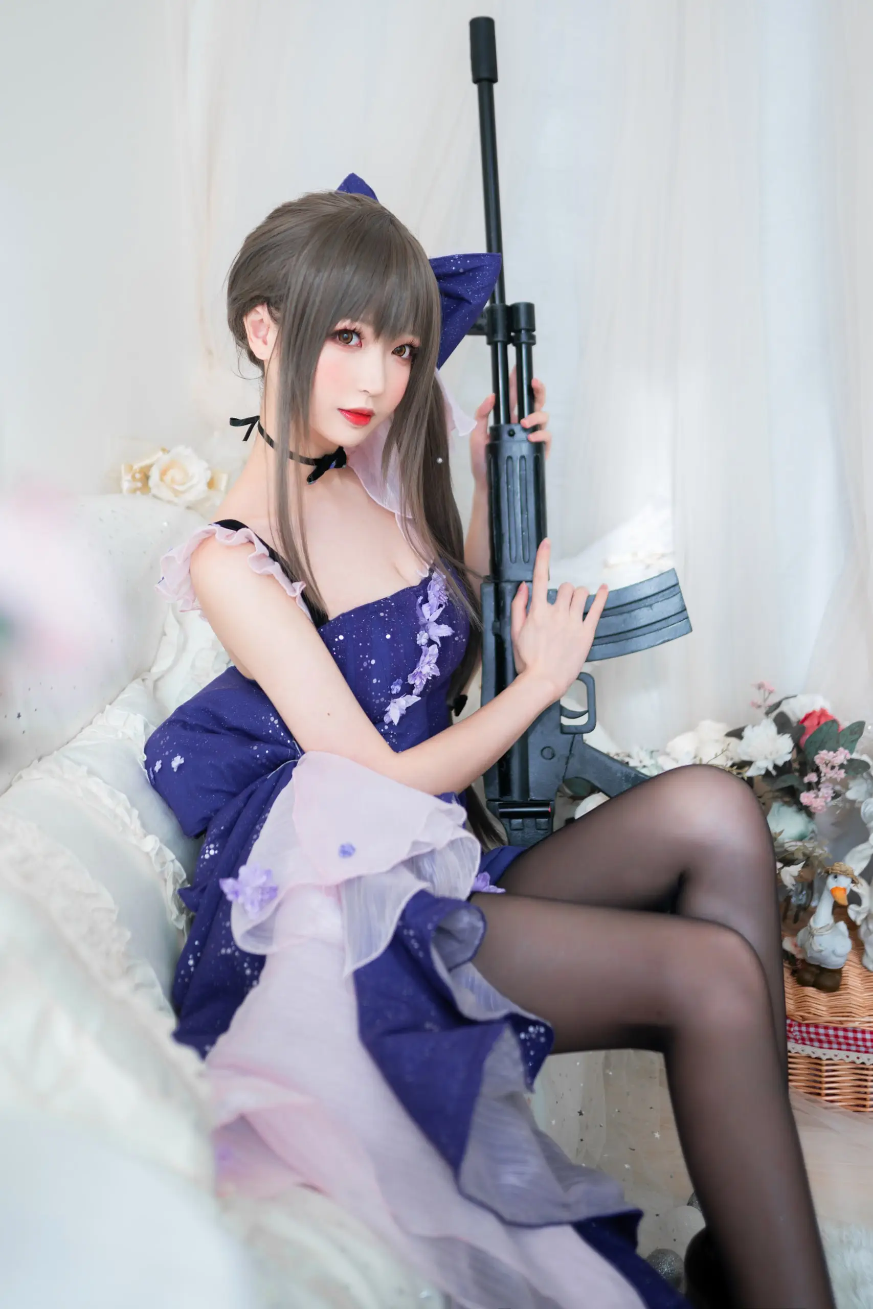 南宫紫色星空裙Cosplay,搭配枪械,神秘美丽的角色风格,展现独特魅力。
