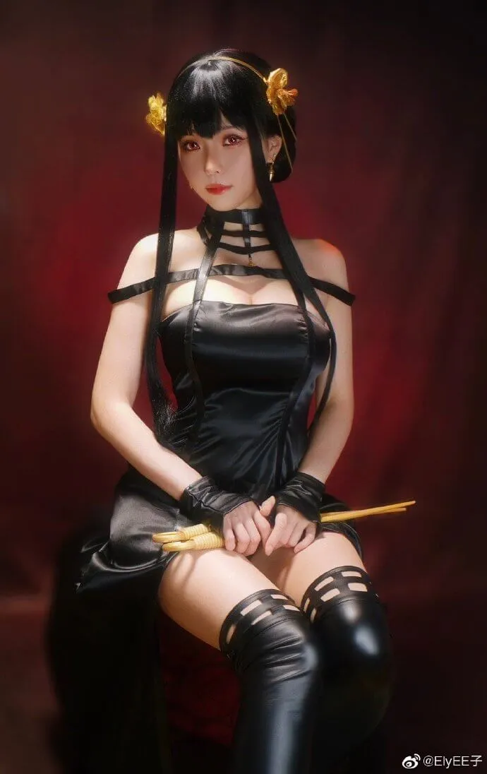 ElyEE子 黑色束带连衣裙 坐姿 近景构图 红色背景 侧光