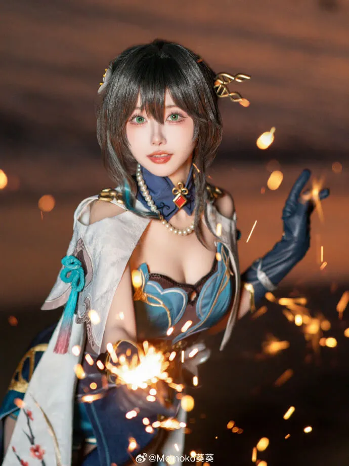 Momoko葵葵蓝绿色角色服装造型，佩戴手套与饰品，前景火花效果营造战斗氛围