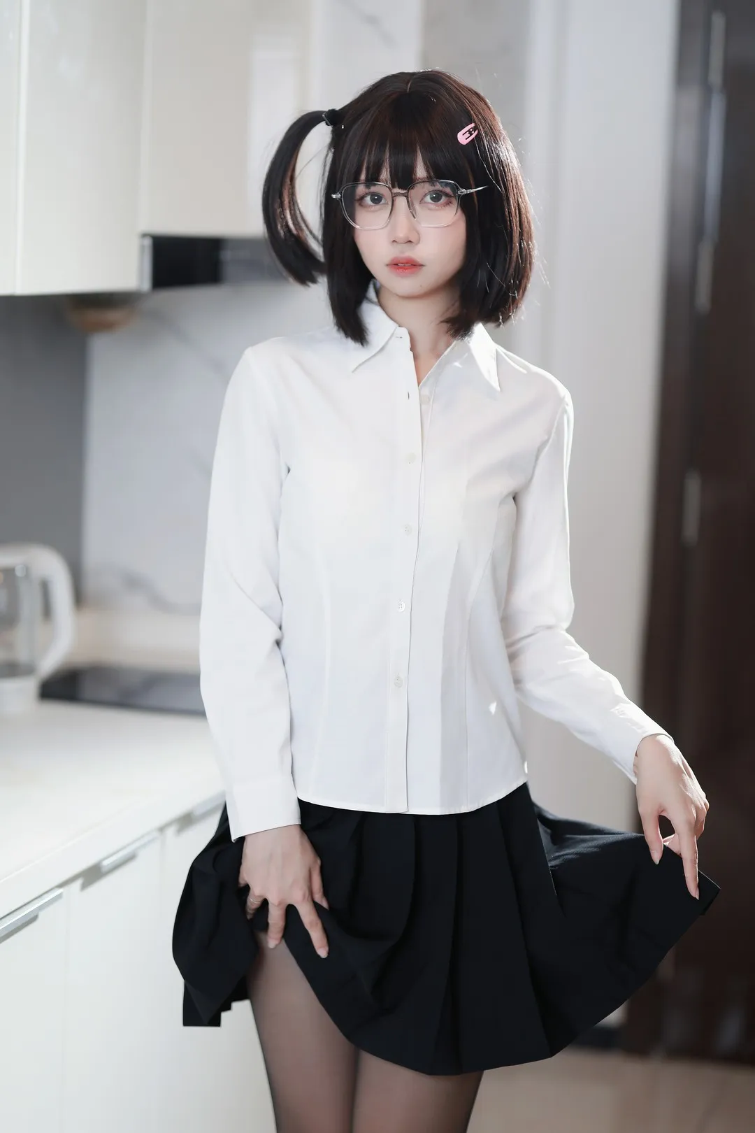 洛桑w伊梓短发眼镜白衬衫黑短裙室内厨房站姿写真