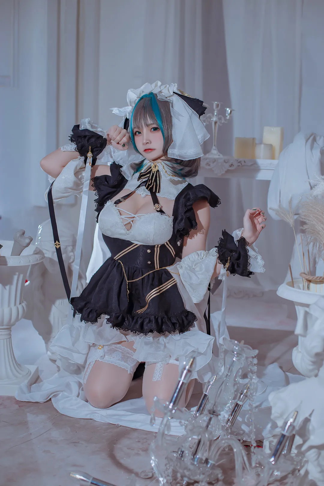 二佐nisa 黑白女仆风COS 室内白色布景 跪姿造型