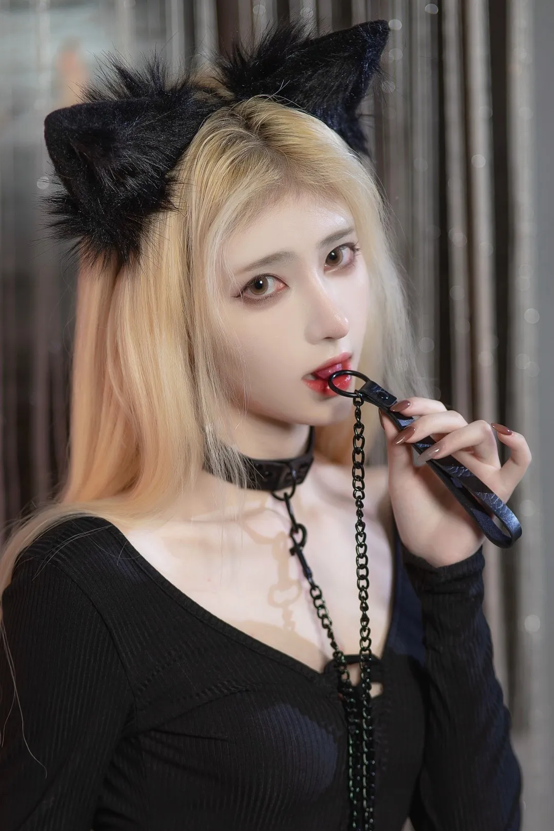 南桃Momoko黑色猫耳特写咬链条直视镜头室内人像
