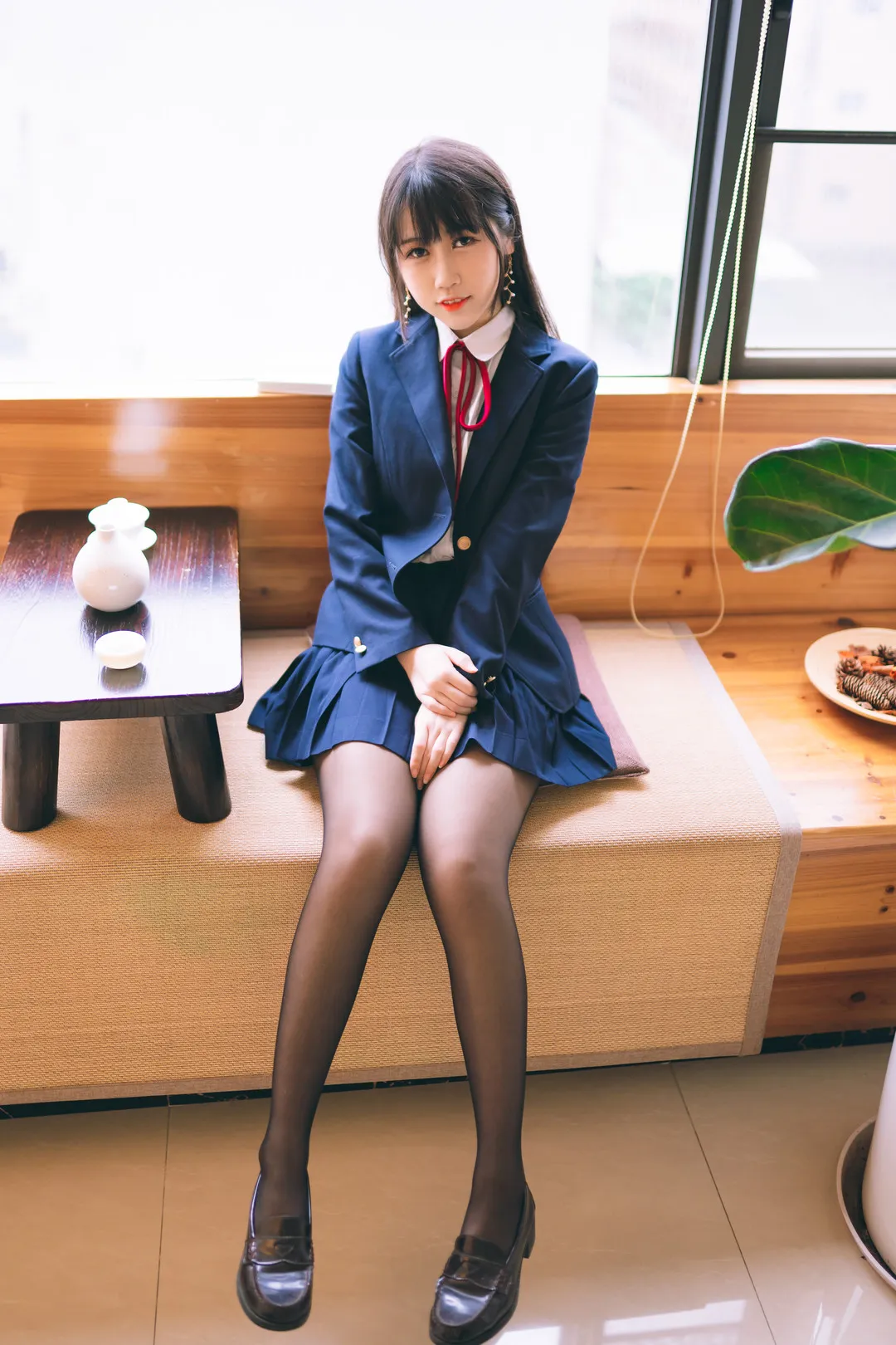 不呆猫写真合集:居家灰裙、粉色护士与窗边制服剧情向解析