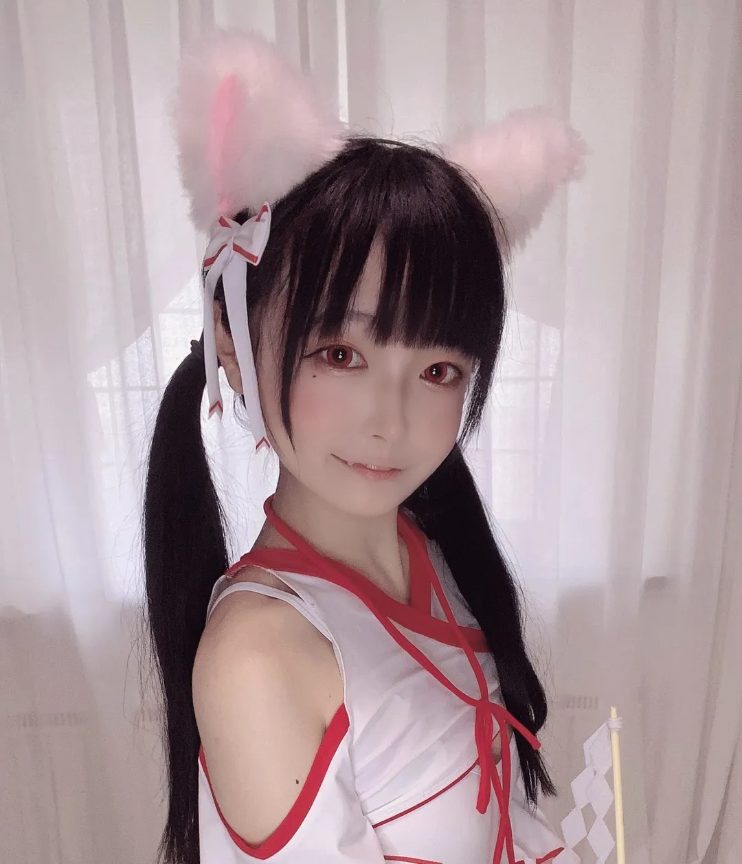 佳佳好难啊 粉色猫耳 双马尾 红白配色巫女服 露肩设计 手持白色御币 白色窗帘逆光环境