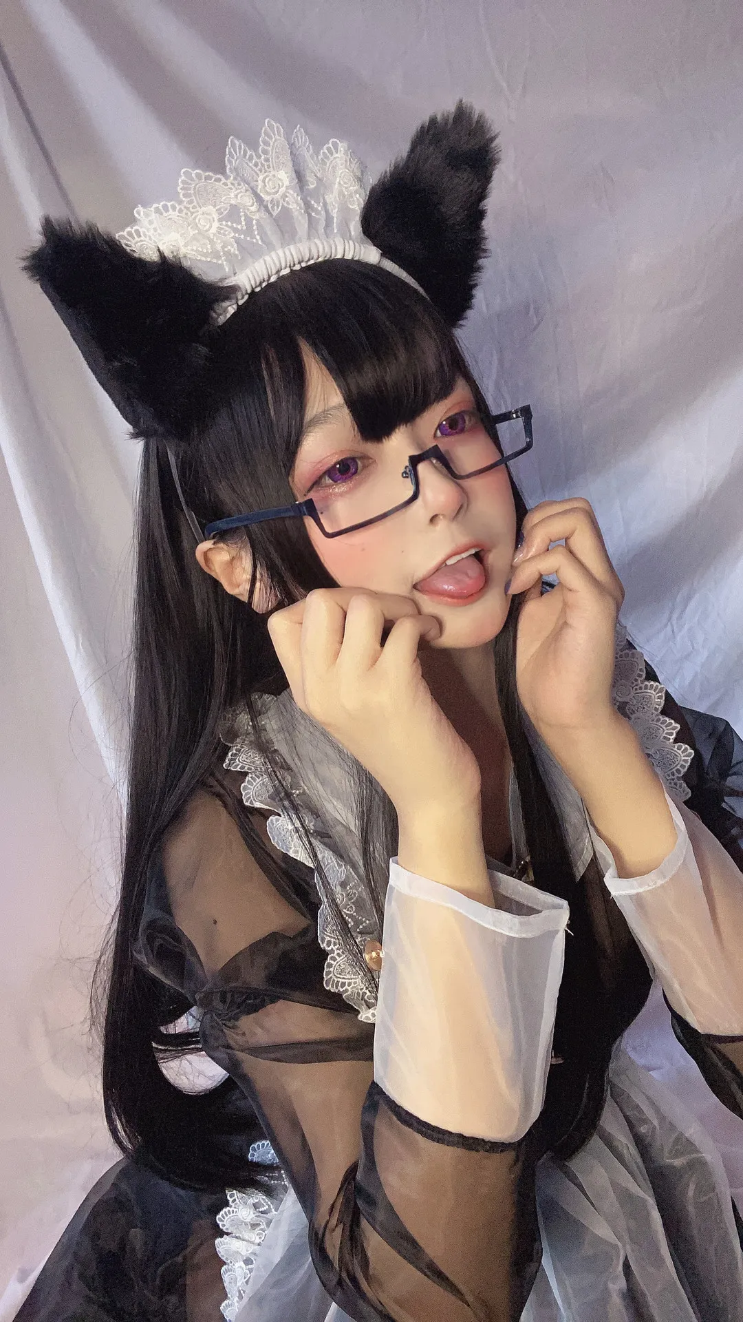 佳佳好难啊 黑色猫耳发箍 白色蕾丝头饰 透明袖口 黑色薄纱女仆装 近景吐舌动作 白色布帘背景