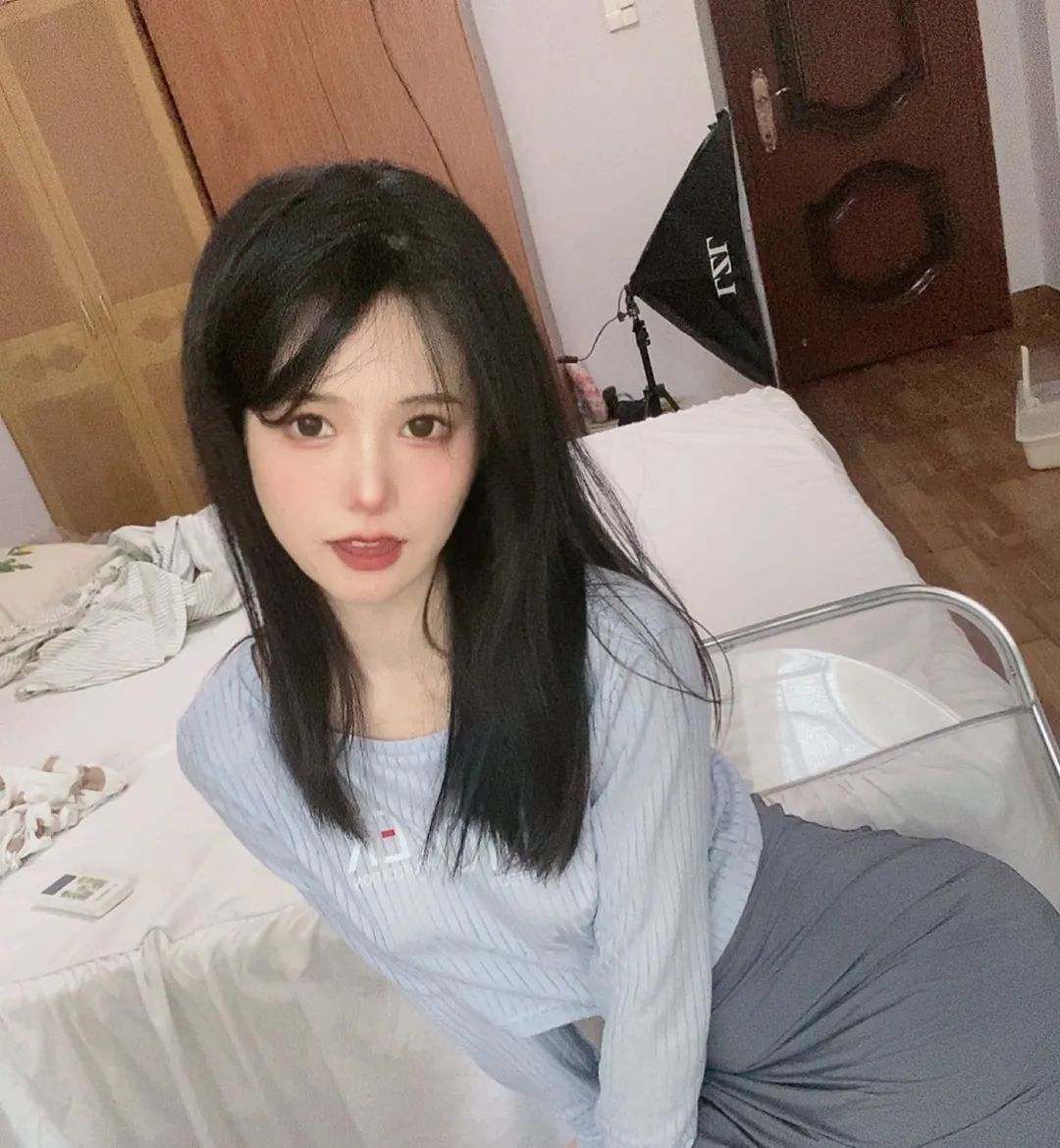 倦倦喵写真合集：轻熟御姐与角色化造型的镜头表达解析