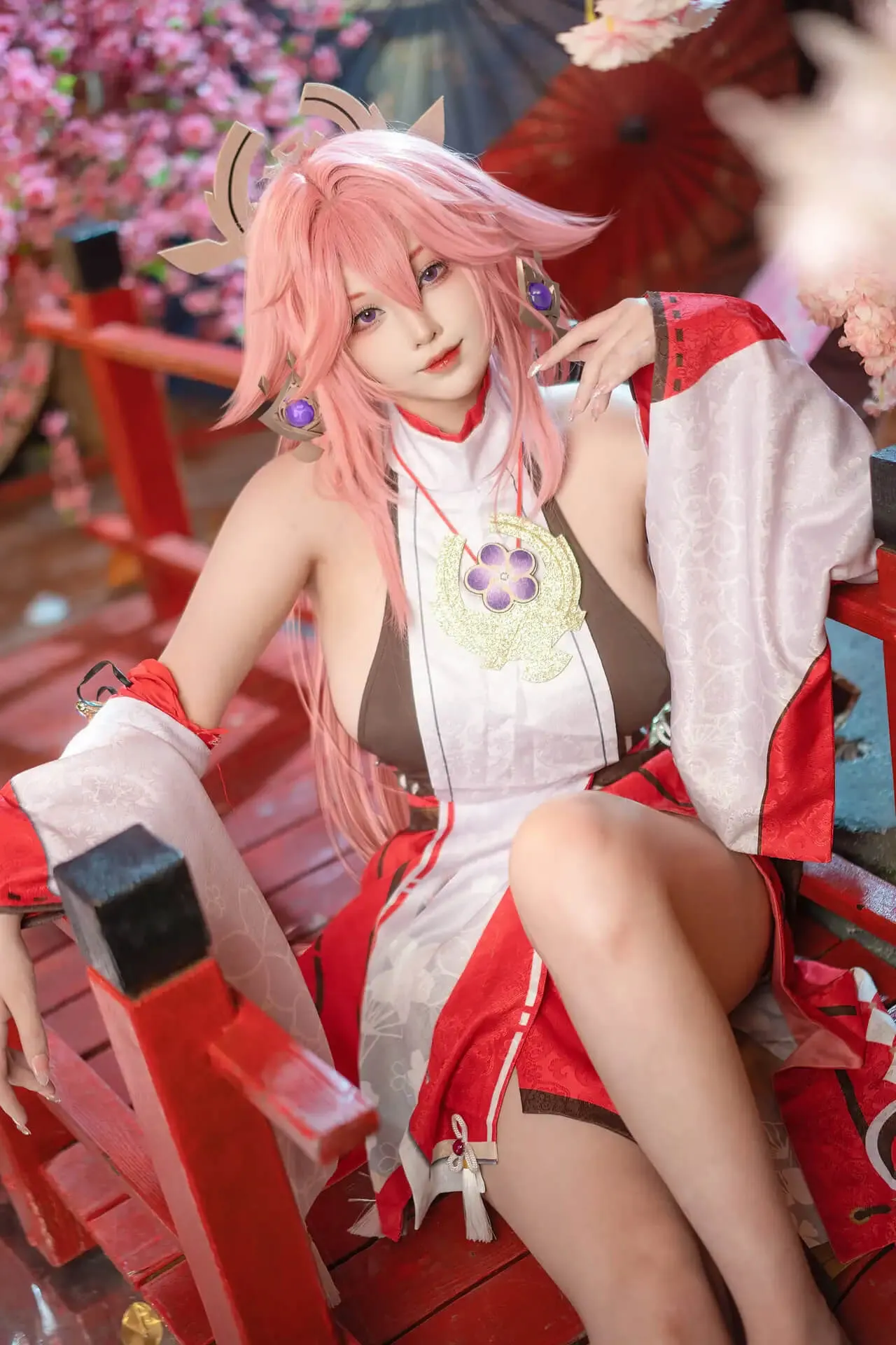 菌烨tako粉色长发巫女风服装红色木桥场景角色COS