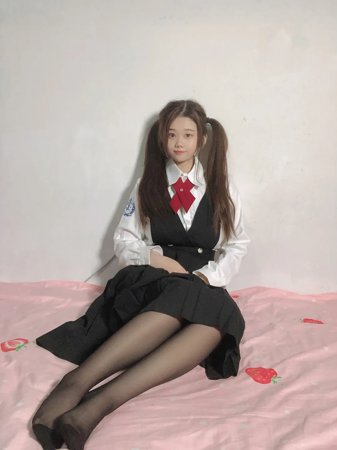 六碗鱼子酱白衬衫红色领结 黑色背心裙 双马尾 坐姿伸腿 黑色丝袜 粉色床单背景