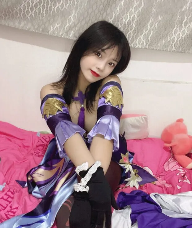 六碗鱼子酱紫色角色服装 金色肩饰 黑色手套 红色床品背景 坐姿前倾 直视镜头