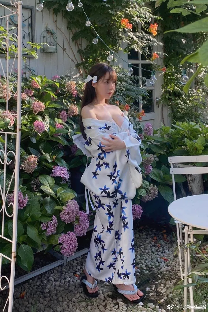 六味帝皇酱白色和服印蓝色花纹 露肩穿法 庭院绣球花与串灯背景 户外自然光
