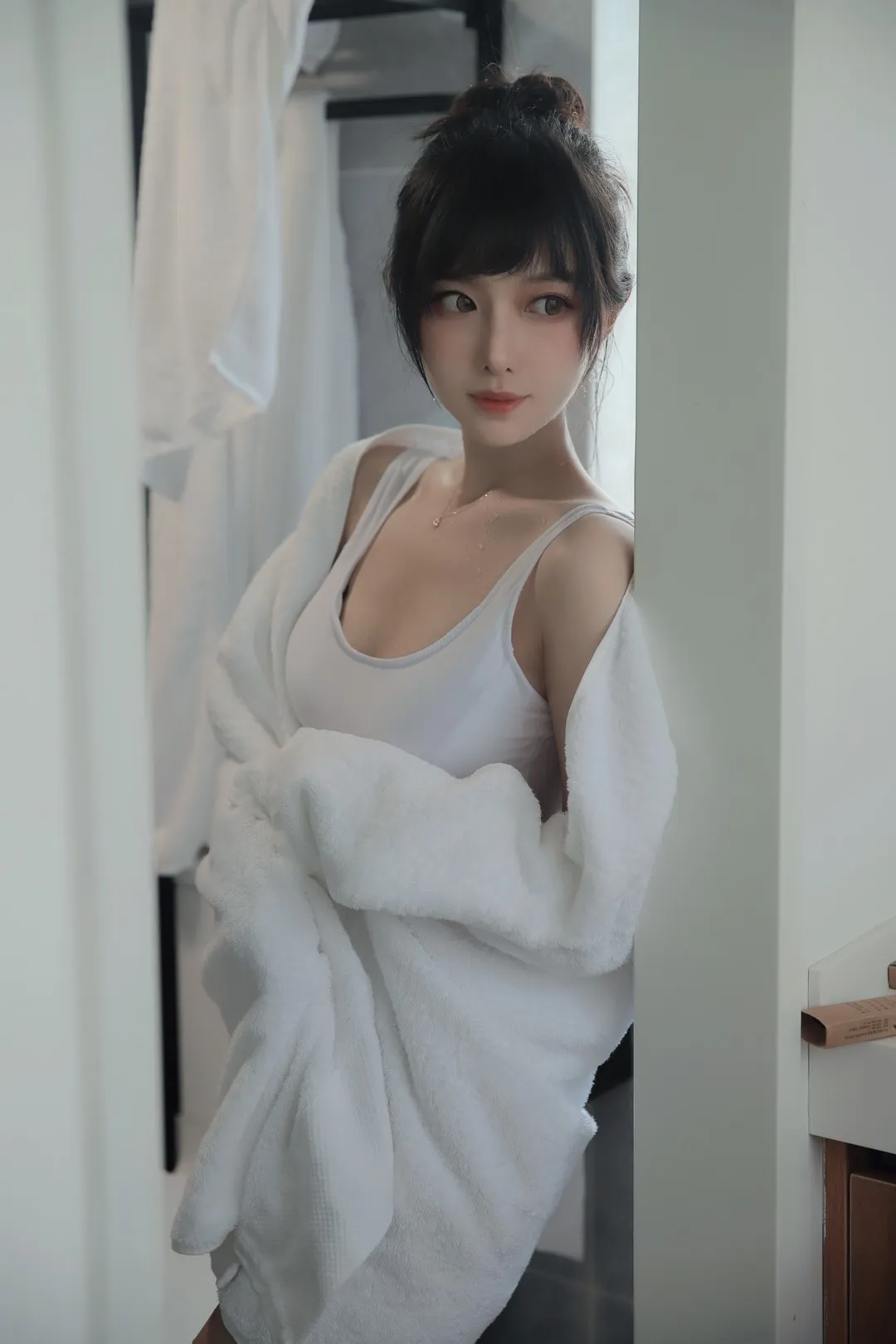 Shika小鹿鹿白色吊带与浴袍造型,站在门框旁,室内自然光环境拍摄