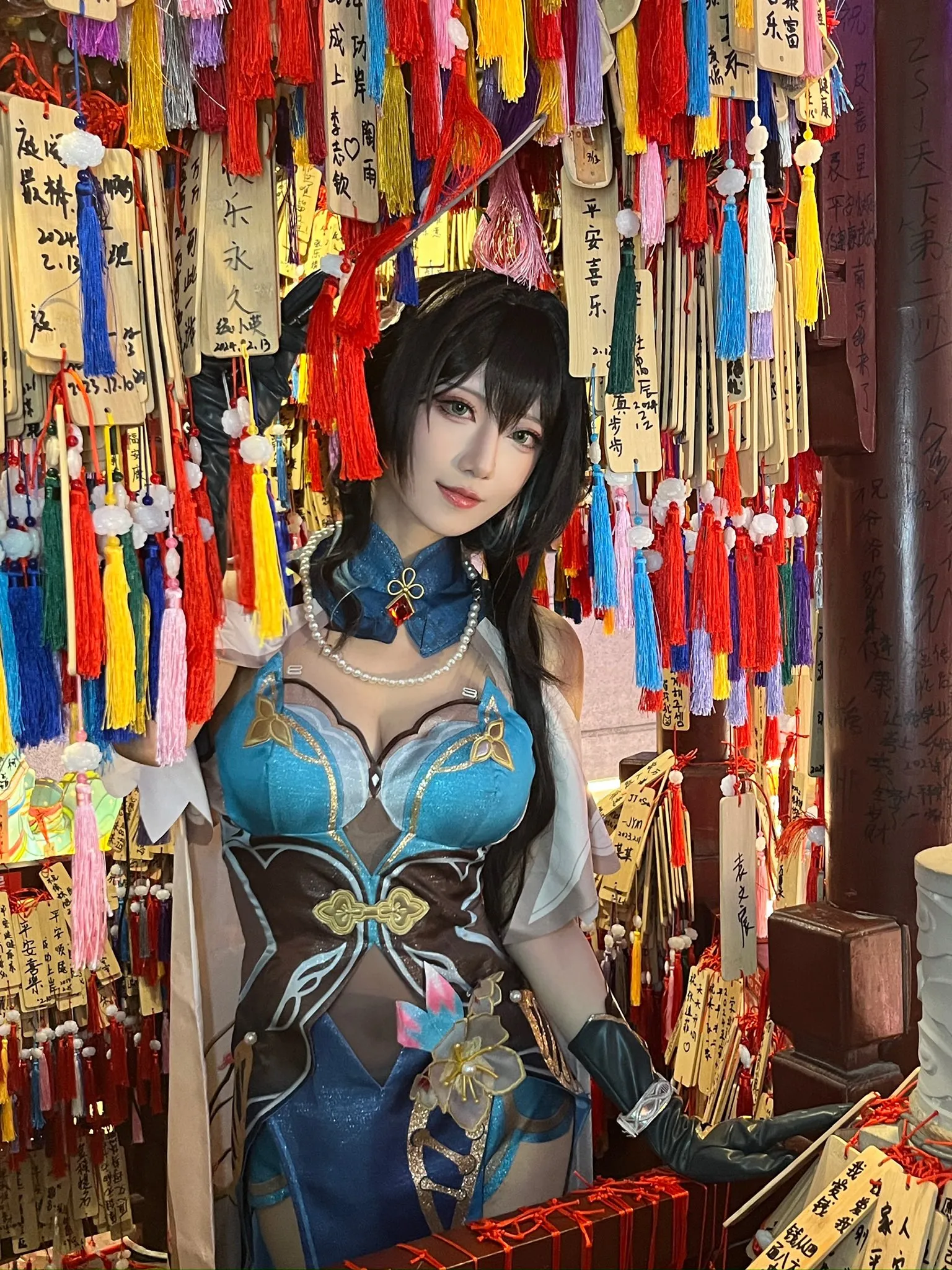 弥音音蓝色国风角色造型，悬挂祈福木牌背景，正面构图