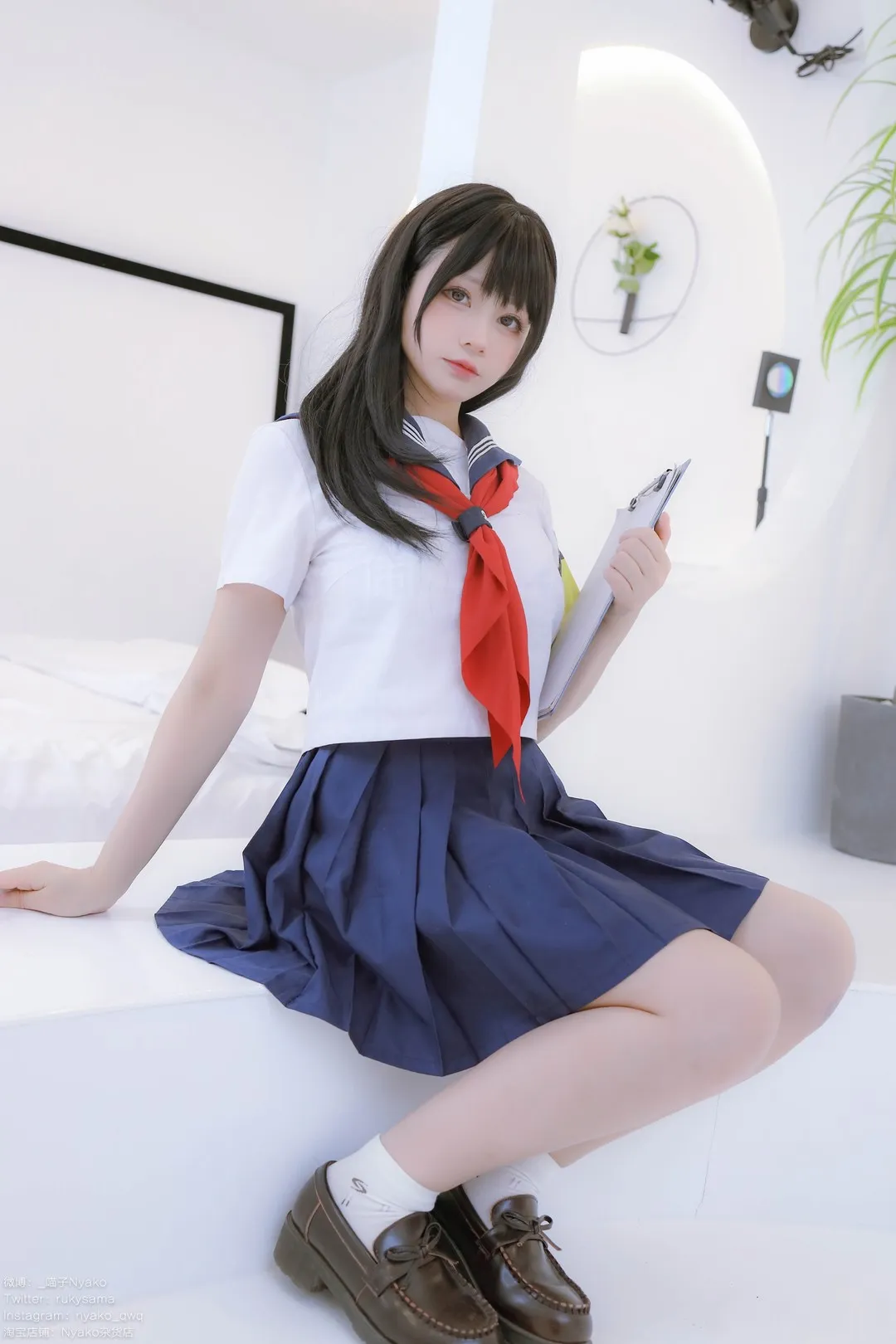 Nyako喵子白色水手服红领巾深蓝百褶裙室内坐姿写真