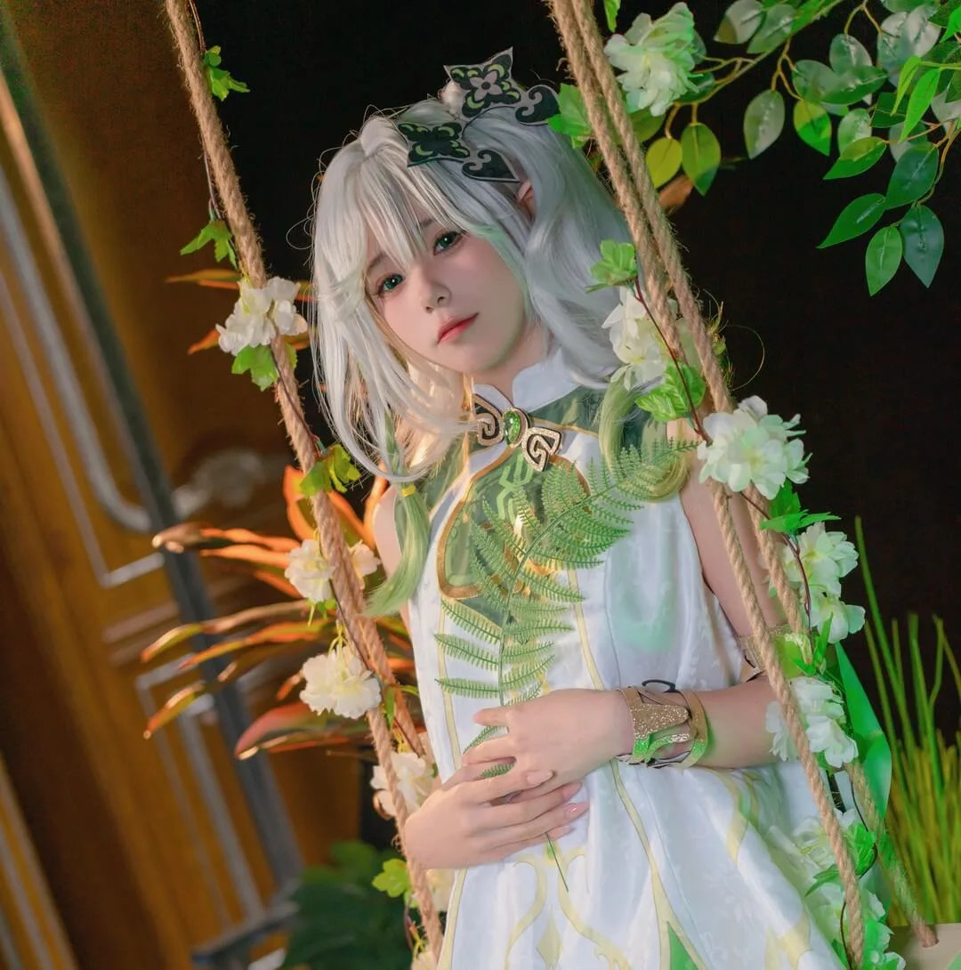 咬一口兔娘自然系Cosplay写真，绿色主题服装，森系氛围场景拍摄 