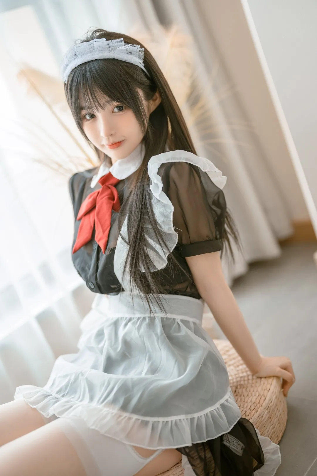 桜井宁宁 黑色半透明袖制服裙装，白色围裙与红色领结，室内自然光环境