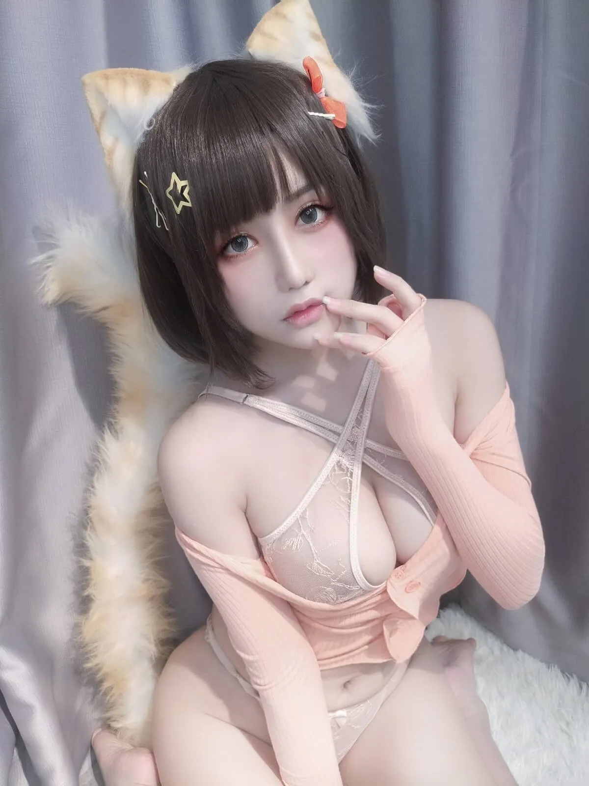 一笑芳香沁短发佩戴猫耳发饰，浅色蕾丝内衣外搭粉色开衫，灰色窗帘背景近景拍摄