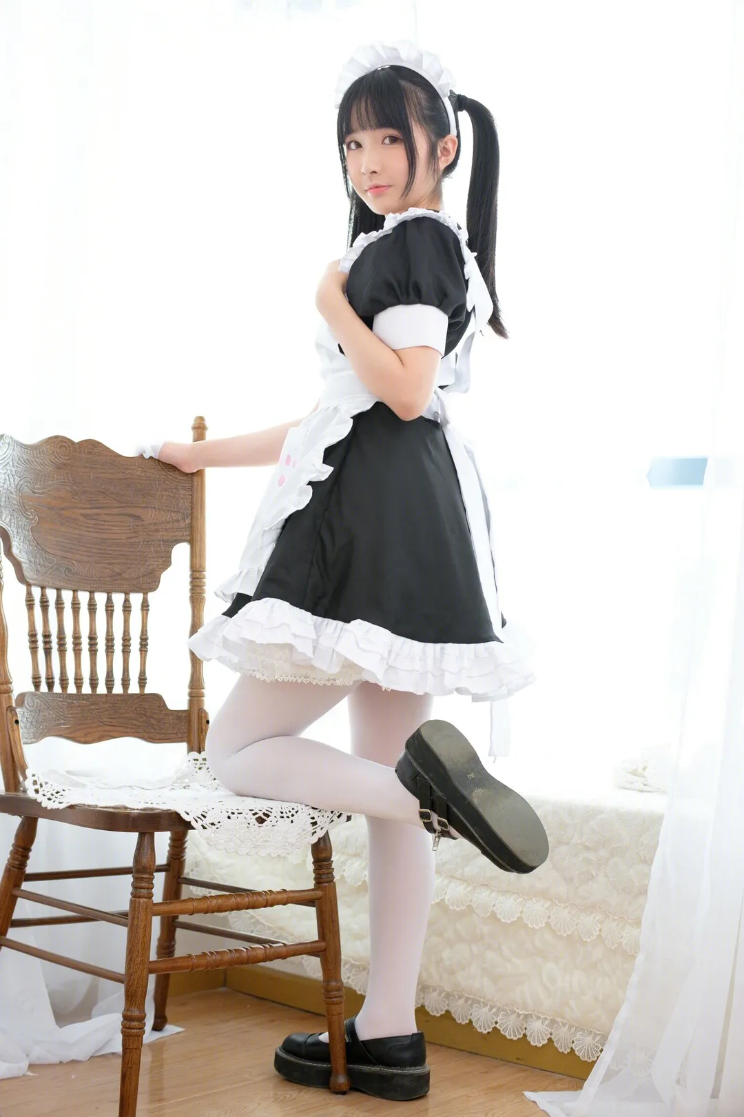 我才不是neko 黑白女仆装 白丝 木椅室内写真