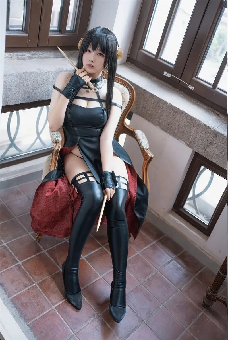 阿半今天很开心 黑色角色服 窗边木椅地砖写真