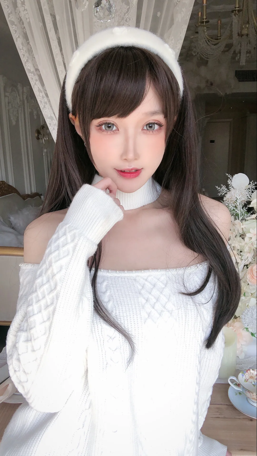 阿包也是兔娘 白色针织上衣 室内白纱写真