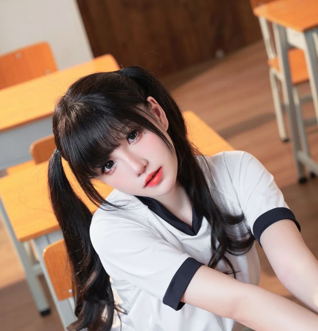 阿薰kaori双马尾白色运动上衣教室写真预览