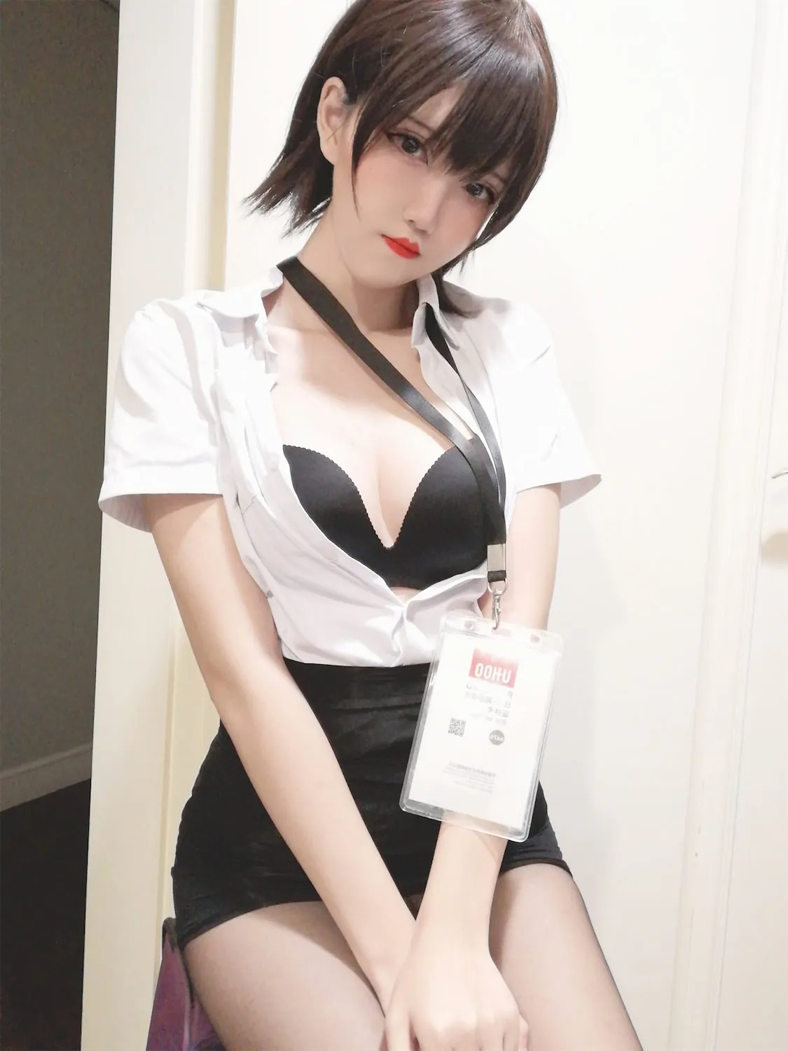 阿薰kaori写真合集与作品目录：职场制服、白发造型与教室风