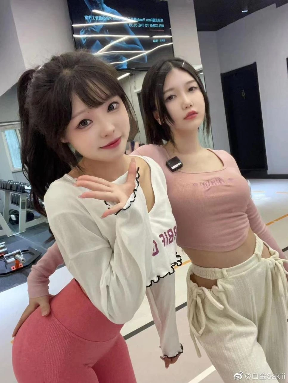 白金Saki在室内训练场和另一名女生一起自拍的照片
