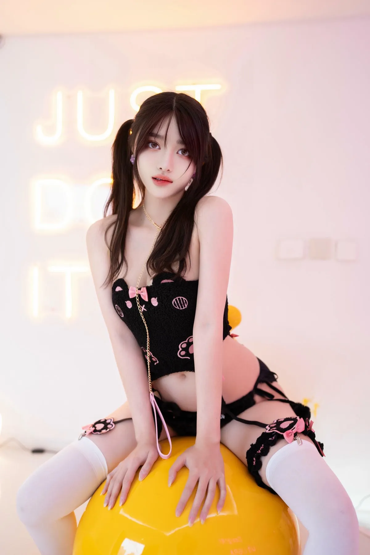 白露lulu 黑色连体袜 黄色坐具 室内纯欲写真
