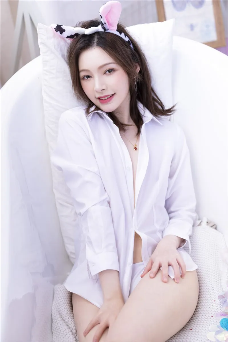 白露lulu 白衬衫 兔耳 白色座椅 轻制服写真