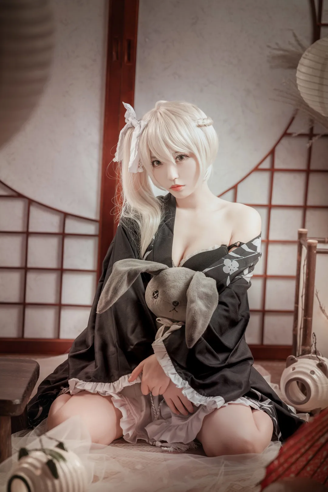 白易子教主和风室内黑色和服外套抱灰兔坐姿写真