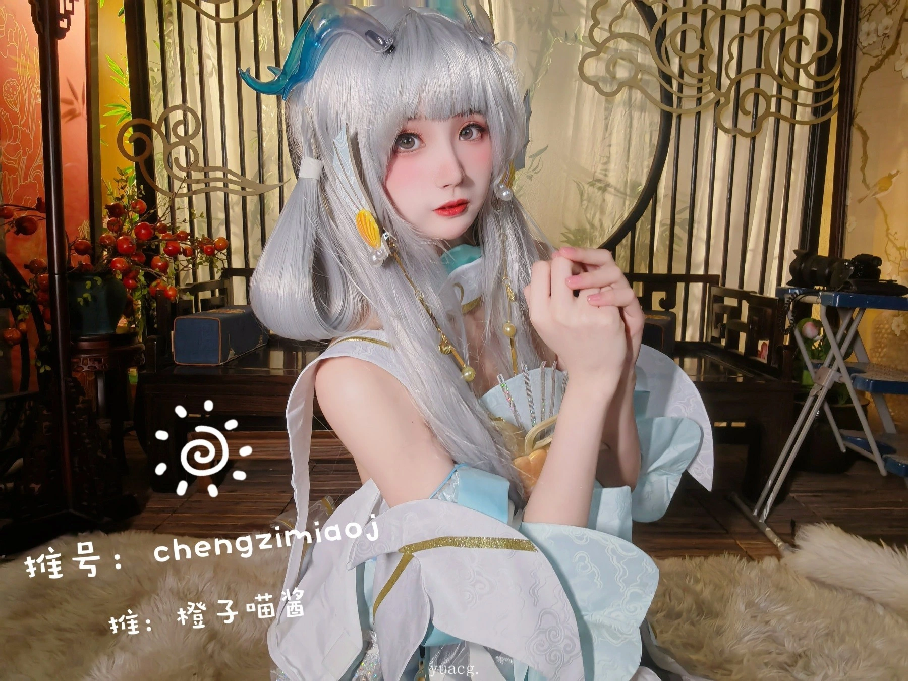 橙子喵酱的银发角色装室内cos写真