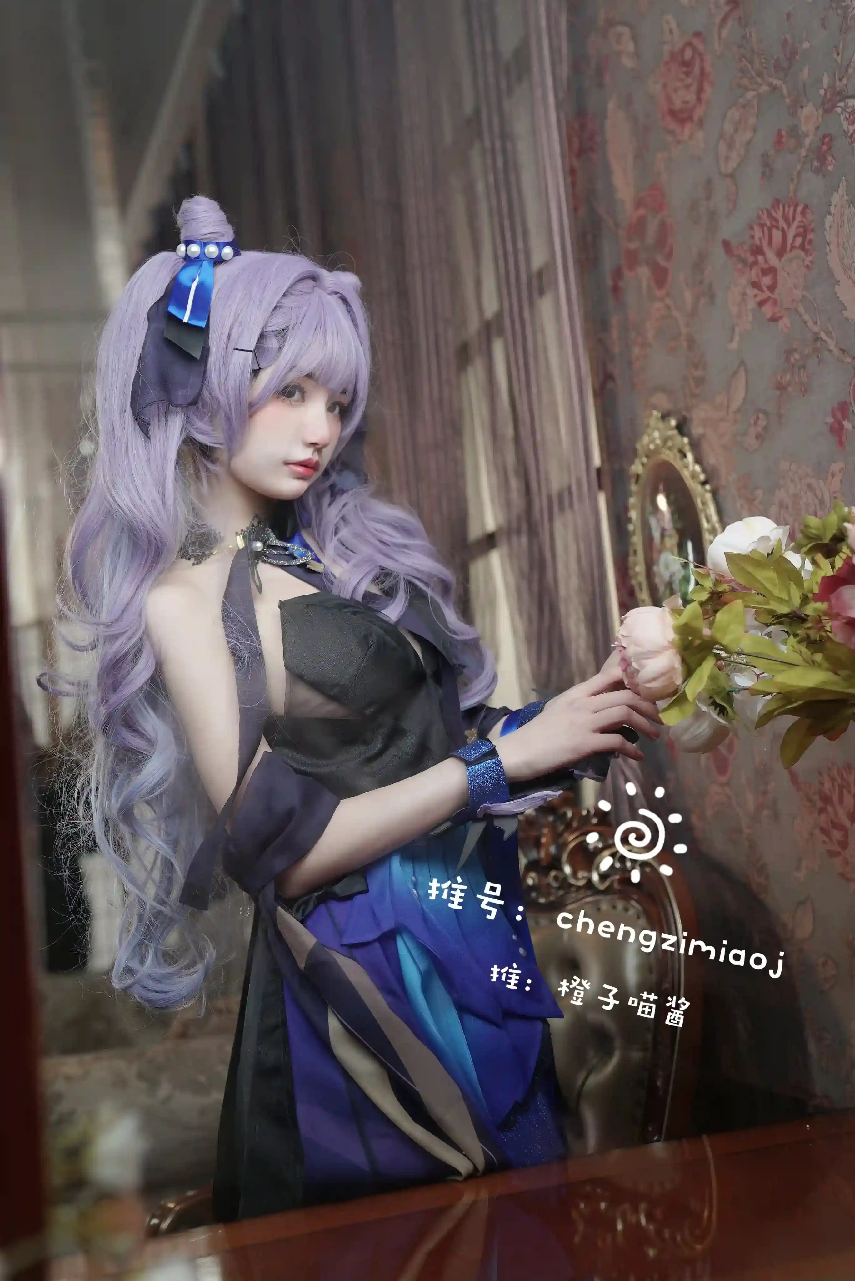 橙子喵酱的紫发角色装室内cos写真