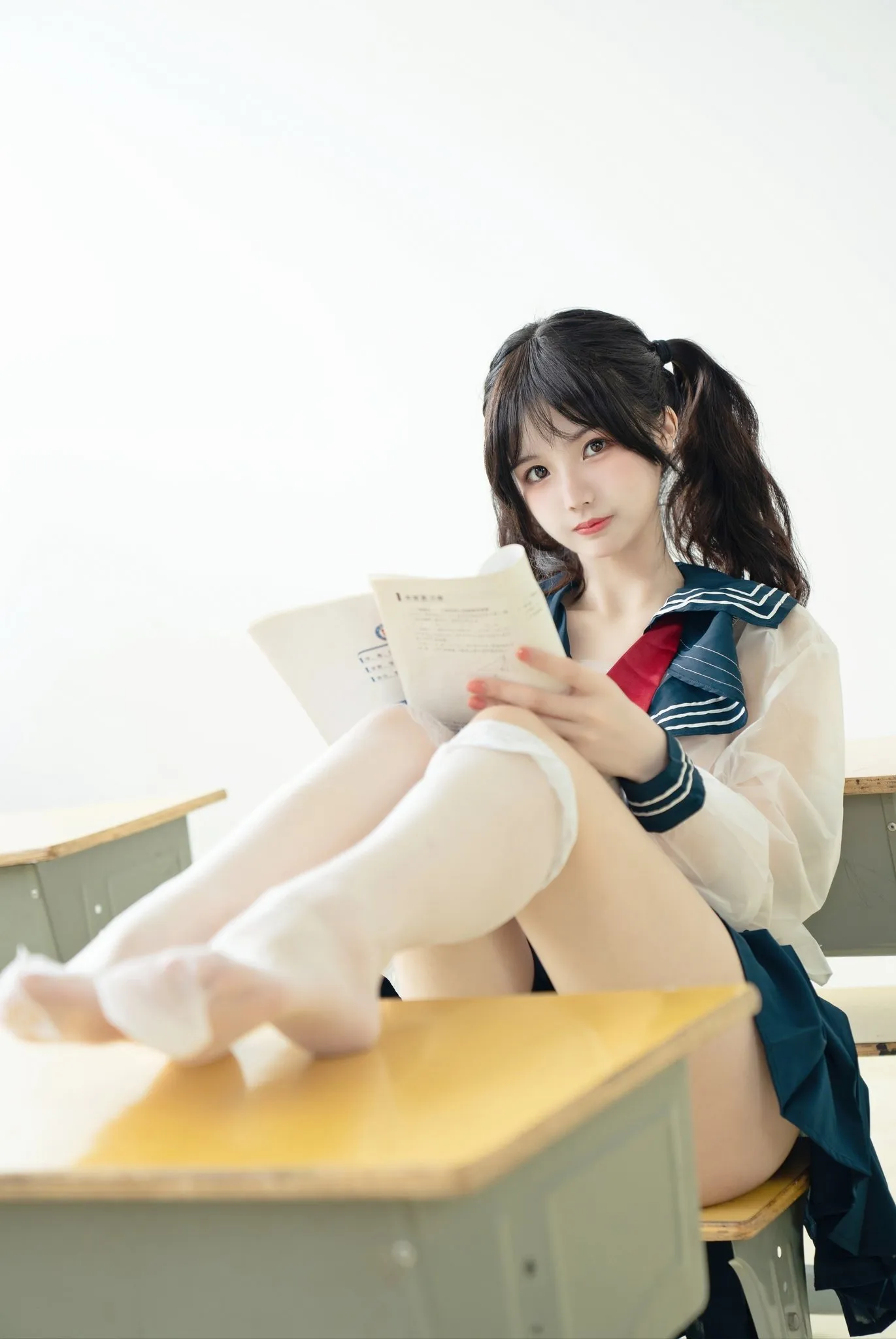 橙子喵酱的水手服课桌场景写真